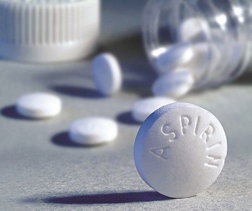 Dùng viên thuốc Aspirin/ B1: 1 viên nghiền nhỏ, pha với 2l nước. Thuốc sẽ ngấm vào thân giúp tăng nồng độ axit
